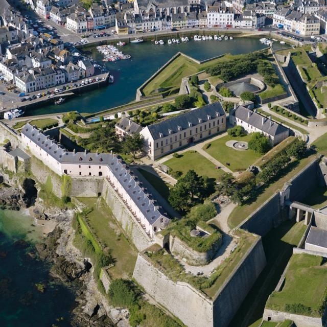 Vue aérienne d’une citadelle bastionnée de Vauban au bord d’un port