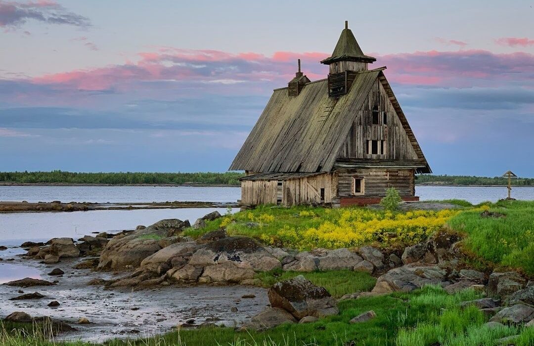Maison traditionnelle en bois au bord de l’eau, dans un paysage carélien