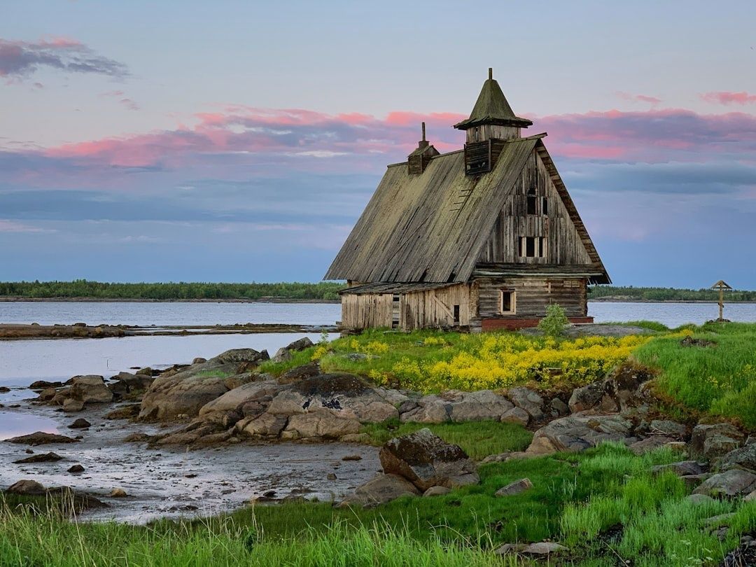 Maison traditionnelle en bois au bord de l’eau, dans un paysage carélien